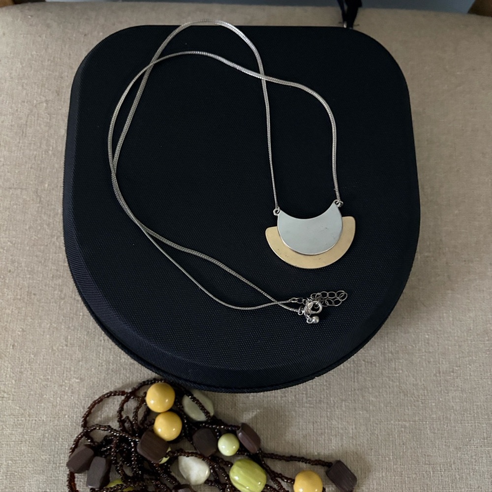 3 fashionable necklaces. Selling them together